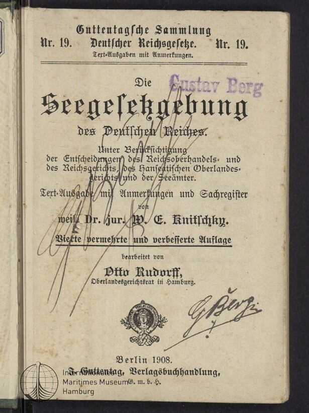 Titelblatt eines antiquarischen Gesetzesbandes ‚Die Seegesetzgebung des Deutschen Reiches‘ (Berlin 1908) in schwarzer Frakturschrift, mit lila Stempel 