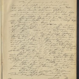 Handschriftliche Buchseite mit oben der Datierung „1902 – 1927“, dicht beschriebenem, schlängelndem Kurrentschrift‑Text in deutscher Handschrift, Stempel des Internationalen Maritimen Museums Hamburg unten links und eine unidentifizierte Signatur unten rechts.