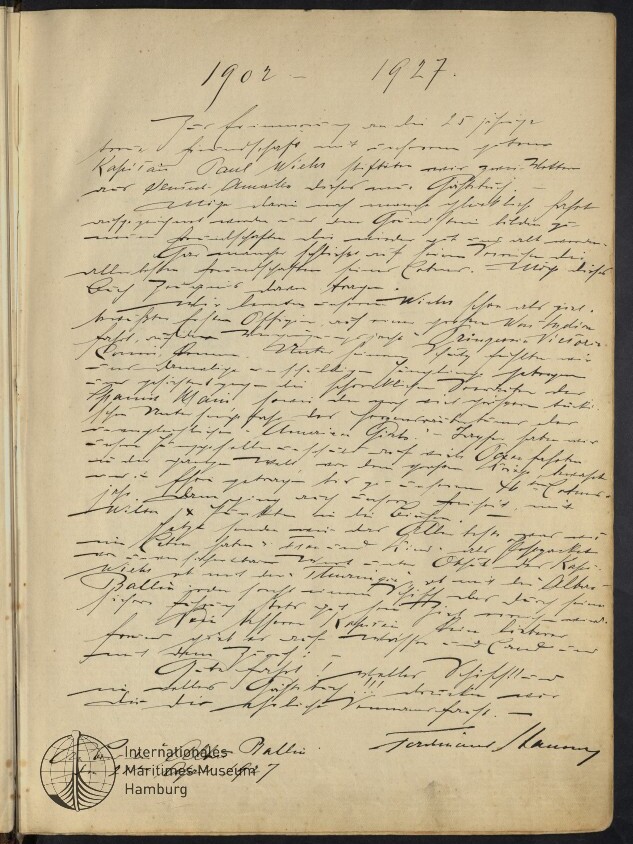 Handschriftliche Buchseite mit oben der Datierung „1902 – 1927“, dicht beschriebenem, schlängelndem Kurrentschrift‑Text in deutscher Handschrift, Stempel des Internationalen Maritimen Museums Hamburg unten links und eine unidentifizierte Signatur unten rechts.