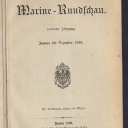 Titelblatt der Zeitschrift Marine-Rundschau in Frakturschrift, mit Untertitel ‚Siebenter Jahrgang. Januar bis Dezember 1896‘, einem deutschen Reichsadler in der Mitte sowie Verlagsangaben und dem Logo des Internationalen Maritimen Museums Hamburg unten links.