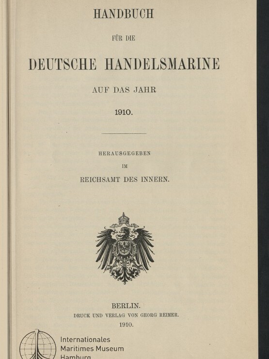 Titelblatt eines Buches mit dem Schriftzug „Handbuch für die Deutsche Handelsmarine auf das Jahr 1910“, darunter der deutsche Reichsadler als Wappen, Verlagshinweis und ein Stempel des Internationalen Maritimen Museums Hamburg.