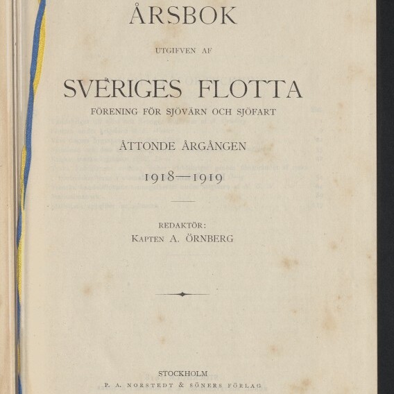 Titelblatt eines Jahrbuchs der schwedischen 'Sveriges Flotta' für 1918–1919 mit schwarzer Serifenschrift auf vergilbtem Papier, blau-gelber Bänderschleife am linken Rand und Stempel des Internationalen Maritimen Museums Hamburg unten links.