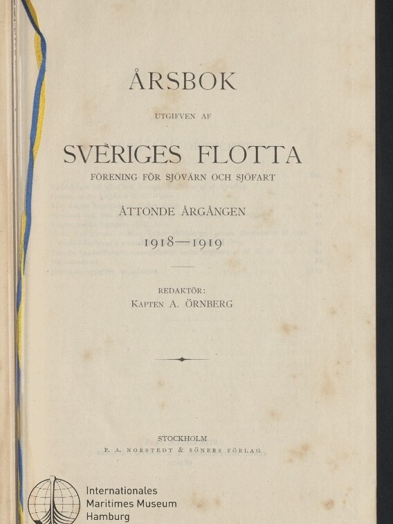 Titelblatt eines Jahrbuchs der schwedischen 'Sveriges Flotta' für 1918–1919 mit schwarzer Serifenschrift auf vergilbtem Papier, blau-gelber Bänderschleife am linken Rand und Stempel des Internationalen Maritimen Museums Hamburg unten links.