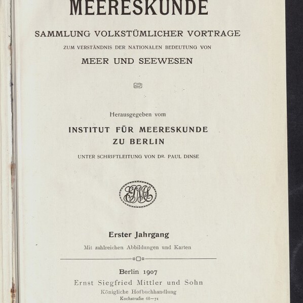 Titelblatt eines Buches mit großem Titel „MEERESKUNDE“, Untertitel „Sammlung volkstümlicher Vorträge“, Herausgeberangabe „Institut für Meereskunde zu Berlin“, Veröffentlichungsangabe Berlin 1907 und unten links dem Logo des Internationalen Maritimen Museums Hamburg.