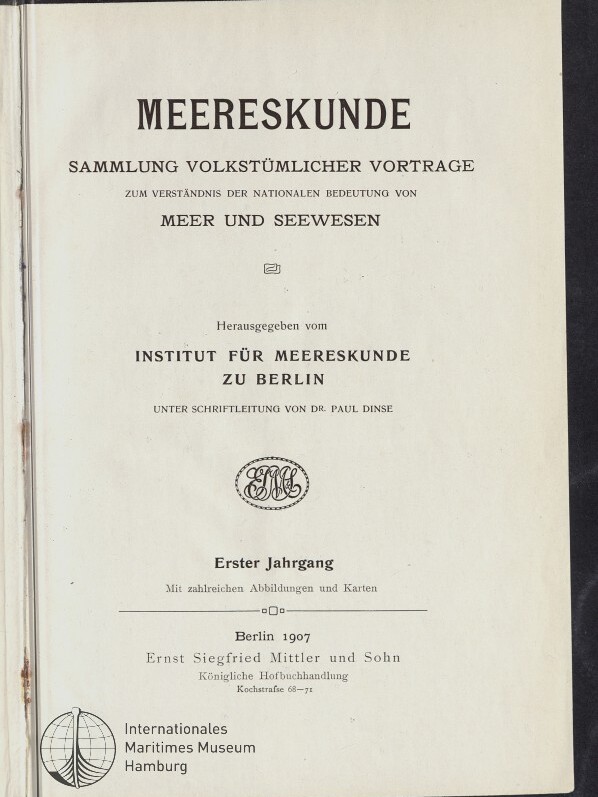 Titelblatt eines Buches mit großem Titel „MEERESKUNDE“, Untertitel „Sammlung volkstümlicher Vorträge“, Herausgeberangabe „Institut für Meereskunde zu Berlin“, Veröffentlichungsangabe Berlin 1907 und unten links dem Logo des Internationalen Maritimen Museums Hamburg.