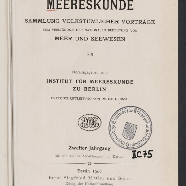 Titelblatt eines Buchs mit großem Titel ‚MEERESKUNDE‘, Untertitel ‚Sammlung volkstümlicher Vorträge‘, Herausgeberangabe ‚Institut für Meereskunde zu Berlin‘, rundem Stempel, handschriftlicher Markierung ‚IC75‘, Verlagsangaben (Berlin 1908) und Logo des Internationalen Maritimen Museums Hamburg.