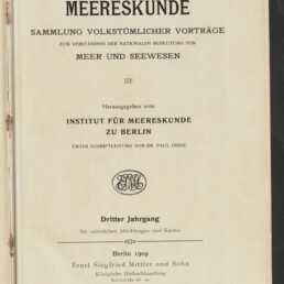 Titelblatt einer gealterten Buchseite mit großem Titel „MEERESKUNDE“, dem Untertitel „Sammlung volkstümlicher Vorträge zum Verständnis der nationalen Bedeutung von Meer und Seewesen“, Angaben zum Herausgeber „Institut für Meereskunde zu Berlin“ unter Schriftleitung von Dr. Paul Dinse, einem runden Emblem, der Notiz „Dritter Jahrgang“, Verlagsangaben „Berlin 1909 Ernst Siegfried Mittler und Sohn“ sowie dem Logo des Internationalen Maritimen Museum Hamburg unten links.