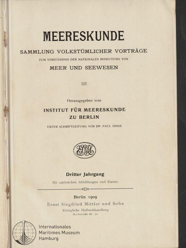 Titelblatt einer gealterten Buchseite mit großem Titel „MEERESKUNDE“, dem Untertitel „Sammlung volkstümlicher Vorträge zum Verständnis der nationalen Bedeutung von Meer und Seewesen“, Angaben zum Herausgeber „Institut für Meereskunde zu Berlin“ unter Schriftleitung von Dr. Paul Dinse, einem runden Emblem, der Notiz „Dritter Jahrgang“, Verlagsangaben „Berlin 1909 Ernst Siegfried Mittler und Sohn“ sowie dem Logo des Internationalen Maritimen Museum Hamburg unten links.