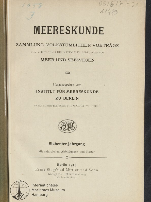 Titelblatt eines Buchs mit großem Titel „MEERESKUNDE“, darunter der Untertitel „Sammlung volkstümlicher Vorträge … Meer und Seewesen“, Herausgegeben vom Institut für Meereskunde zu Berlin, Siebenter Jahrgang, Verlag Berlin 1913 (Ernst Siegfried Mittler und Sohn), mit Verlagslogo unten links, Stempel „Internationales Maritimes Museum Hamburg“ und handschriftlichen Notizen am oberen Rand.