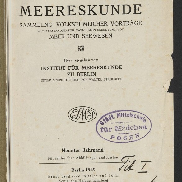 Titelseite eines deutschen Buchs mit großem Titel „MEERESKUNDE“ (Berlin 1915), Untertitel und Verlegerangaben des Instituts für Meereskunde zu Berlin, ovaler lila Stempel „Städt. Mittelschule für Mädchen Posen“, handschriftliche Einträge, Verlagslogo und Logo des Internationalen Maritimen Museums Hamburg; vergilbtes Papier mit braunen Altersflecken und eingerissenem rechten Rand.