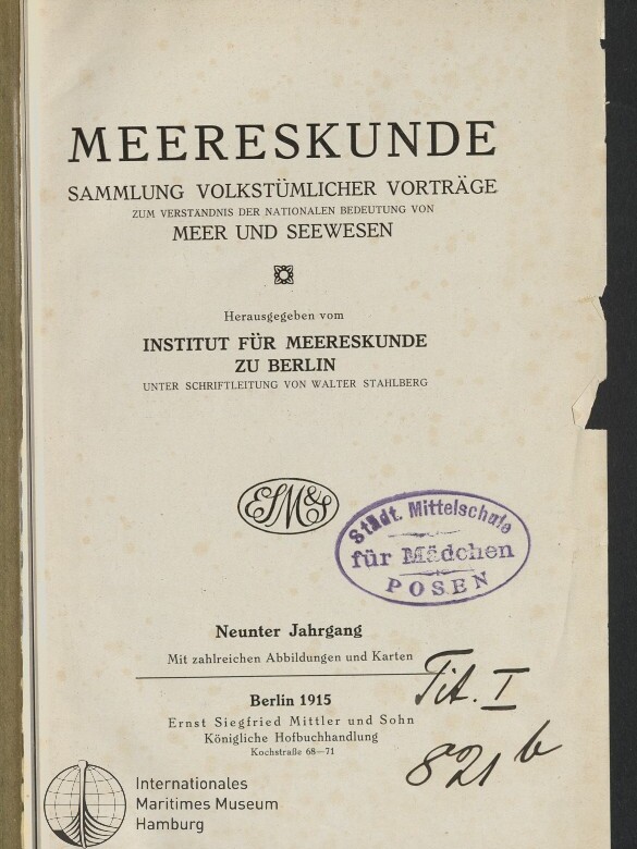 Titelseite eines deutschen Buchs mit großem Titel „MEERESKUNDE“ (Berlin 1915), Untertitel und Verlegerangaben des Instituts für Meereskunde zu Berlin, ovaler lila Stempel „Städt. Mittelschule für Mädchen Posen“, handschriftliche Einträge, Verlagslogo und Logo des Internationalen Maritimen Museums Hamburg; vergilbtes Papier mit braunen Altersflecken und eingerissenem rechten Rand.