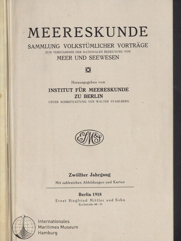 Titelblatt eines Buchs mit großem Titel »MEERESKUNDE«, Untertitel »Sammlung volkstümlicher Vorträge zum Verständnis der nationalen Bedeutung von Meer und Seewesen«, Herausgeberangabe »Institut für Meereskunde zu Berlin«, Verlagsort und Jahr »Berlin 1918 Ernst Siegfried Mittler und Sohn« sowie einem Stempel des Internationalen Maritimen Museums Hamburg unten links.