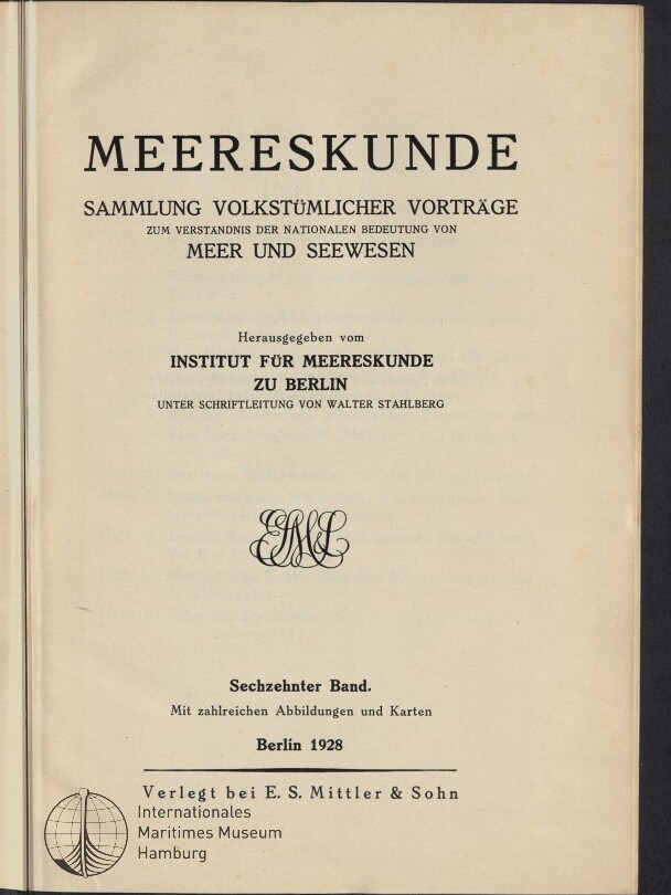 Titelblatt eines Buches mit großem Titel »MEERESKUNDE«, dem Untertitel »Sammlung volkstümlicher Vorträge zum Verständnis der nationalen Bedeutung von Meer und Seewesen«, Herausgeberangabe »Institut für Meereskunde zu Berlin« unter Schriftleitung von Walter Stahlberg, ornamentalem Monogramm in der Mitte, Verlagsangabe E. S. Mittler & Sohn sowie Erscheinungsort Berlin 1928 und kleinem Globussymbol unten links.