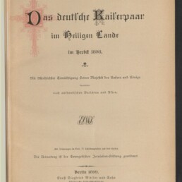 Titelblatt eines Buches mit dem großen schwarzen Fraktur-Titel „Das deutsche Kaiserpaar im Heiligen Lande im Herbst 1898“, einem dekorativen roten Initialkreuz links, zusätzlichen kleineren Druckzeilen mit Erlaubnis- und Widmungsangaben sowie Verlagsangabe Berlin 1899 und dem Logo des Internationalen Maritimen Museums Hamburg unten links.