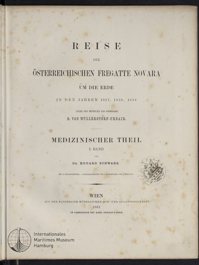 Titelblatt eines Buches mit der Überschrift „Reise der österreichischen Fregatte Novara um die Erde“, medizinischer Theil I. Band von Dr. Eduard Schwarz, Erscheinungsort Wien 1861; Papier mit braunen Stockflecken, rundem Stempel rechts und Museumslogo unten links.