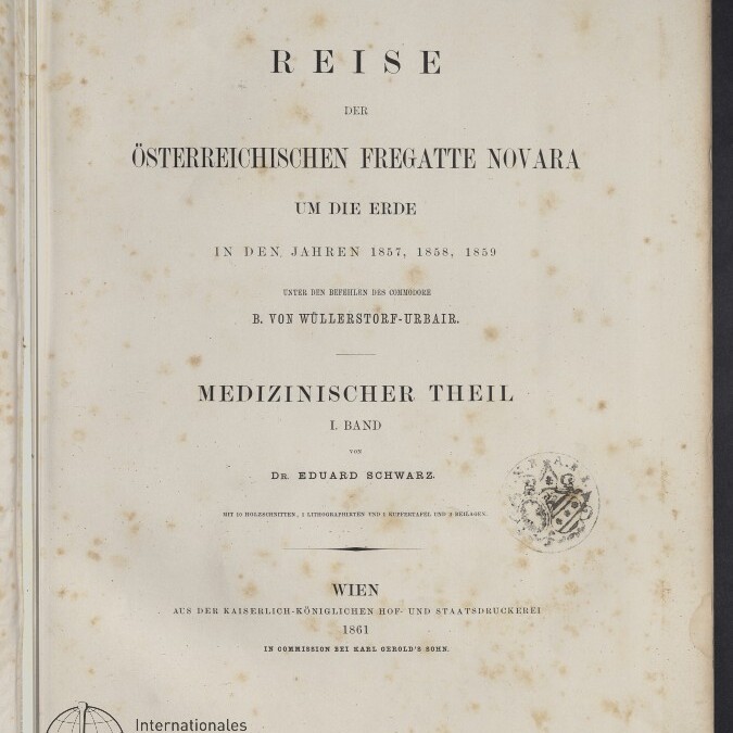 Titelblatt eines Buches mit der Überschrift „Reise der österreichischen Fregatte Novara um die Erde“, medizinischer Theil I. Band von Dr. Eduard Schwarz, Erscheinungsort Wien 1861; Papier mit braunen Stockflecken, rundem Stempel rechts und Museumslogo unten links.