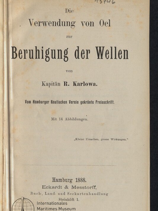 Titelblatt eines deutschen Buches mit dem großen Titel ‚Die Verwendung von Oel zur Beruhigung der Wellen‘ von Kapitän R. Karlowa, Hamburg 1888, Verlagsangabe Eckardt & Messtorff, Stempel des Internationalen Maritimen Museums Hamburg und handschriftliche Katalognummer oben.