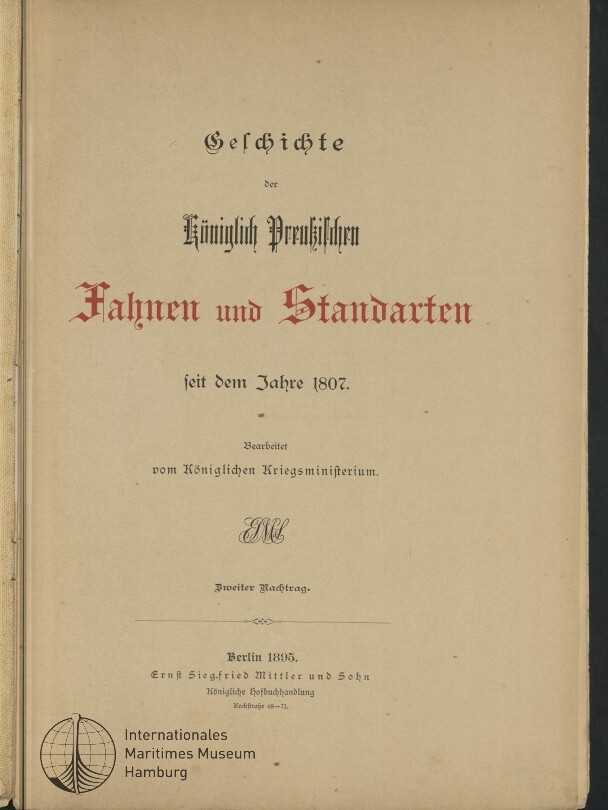 Titelblatt eines gealterten Buchs mit Frakturschrift und rot hervorgehobener Überschrift ‚Fahnen und Standarten‘, Titel ‚Geschichte der Königlich Preußischen Fahnen und Standarten seit dem Jahre 1807‘, Verlagsangabe Berlin 1895 und Stempel des Internationalen Maritimen Museums Hamburg.