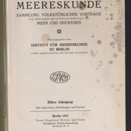 Titelblatt eines Buches mit großem Schriftzug MEERESKUNDE, Untertitel Sammlung volkstümlicher Vorträge zum Verständnis der nationalen Bedeutung von Meer und Seewesen, Herausgeber Institut für Meereskunde zu Berlin, Erscheinungsort und -jahr Berlin 1917; braune Altersflecken und handschriftliche Notizen oben links sowie Stempel des Internationalen Maritimen Museums Hamburg unten links.