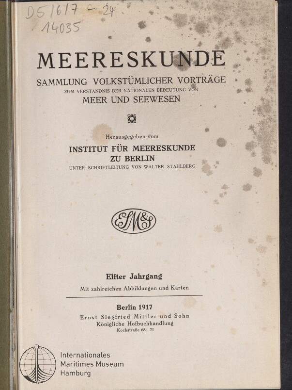 Titelblatt eines Buches mit großem Schriftzug MEERESKUNDE, Untertitel Sammlung volkstümlicher Vorträge zum Verständnis der nationalen Bedeutung von Meer und Seewesen, Herausgeber Institut für Meereskunde zu Berlin, Erscheinungsort und -jahr Berlin 1917; braune Altersflecken und handschriftliche Notizen oben links sowie Stempel des Internationalen Maritimen Museums Hamburg unten links.
