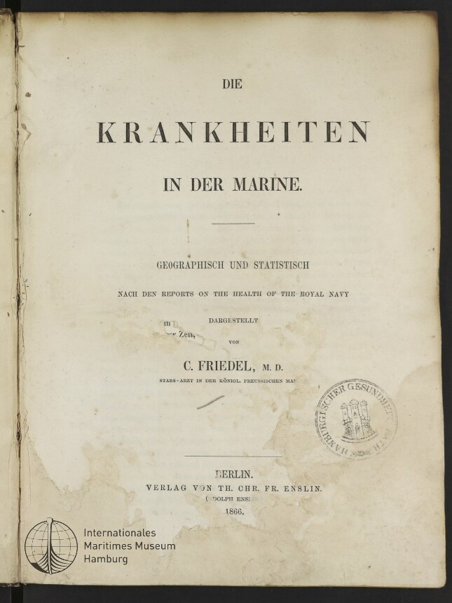 Vergilbtes Titelblatt eines Buches mit großem Schriftzug »Die Krankheiten in der Marine«, Untertitel »Geographisch und statistisch«, Autor C. Friedel, M.D., Verlagsangabe Berlin 1866; Blatt mit Wasserrändern, Flecken, einem Rundstempel und dem Logo des Internationalen Maritimen Museums Hamburg.