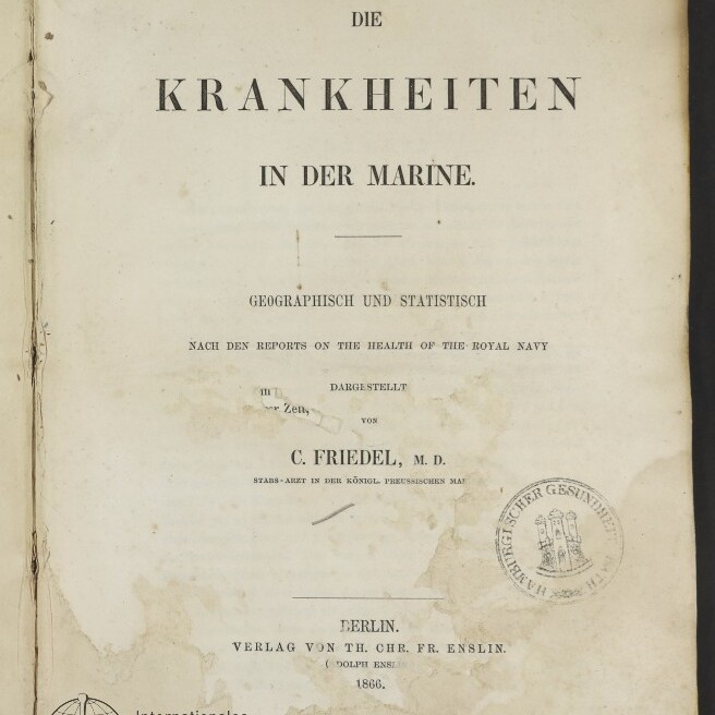 Vergilbtes Titelblatt eines Buches mit großem Schriftzug »Die Krankheiten in der Marine«, Untertitel »Geographisch und statistisch«, Autor C. Friedel, M.D., Verlagsangabe Berlin 1866; Blatt mit Wasserrändern, Flecken, einem Rundstempel und dem Logo des Internationalen Maritimen Museums Hamburg.
