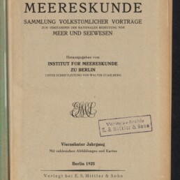 Titelblatt der Zeitschrift ‚Meereskunde — Sammlung volkstümlicher Vorträge‘ mit großer Überschrift, Herausgeberangabe ‚Institut für Meereskunde zu Berlin‘, ornamentalem Monogramm in der Mitte, gestempeltem Archivvermerk ‚Vorlage‑Archiv E. S. Mittler & Sohn‘, Verlagsangabe ‚Berlin 1925, E. S. Mittler & Sohn‘, Aufkleber ‚Internationales Maritimes Museum Hamburg‘ unten links und handschriftlichen Notizen oben links.