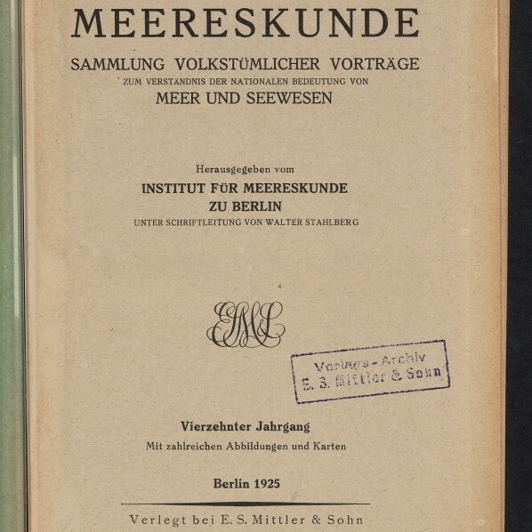 Titelblatt der Zeitschrift ‚Meereskunde — Sammlung volkstümlicher Vorträge‘ mit großer Überschrift, Herausgeberangabe ‚Institut für Meereskunde zu Berlin‘, ornamentalem Monogramm in der Mitte, gestempeltem Archivvermerk ‚Vorlage‑Archiv E. S. Mittler & Sohn‘, Verlagsangabe ‚Berlin 1925, E. S. Mittler & Sohn‘, Aufkleber ‚Internationales Maritimes Museum Hamburg‘ unten links und handschriftlichen Notizen oben links.