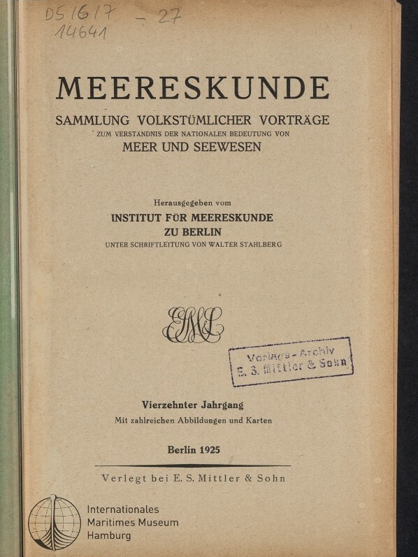 Titelblatt der Zeitschrift ‚Meereskunde — Sammlung volkstümlicher Vorträge‘ mit großer Überschrift, Herausgeberangabe ‚Institut für Meereskunde zu Berlin‘, ornamentalem Monogramm in der Mitte, gestempeltem Archivvermerk ‚Vorlage‑Archiv E. S. Mittler & Sohn‘, Verlagsangabe ‚Berlin 1925, E. S. Mittler & Sohn‘, Aufkleber ‚Internationales Maritimes Museum Hamburg‘ unten links und handschriftlichen Notizen oben links.