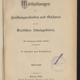 Scan eines Titelblatts in Frakturschrift mit der Überschrift „Mittheilungen von forschungsreisenden und Gelehrten aus den Deutschen Schutzgebieten“, herausgegeben von Dr. Freiherr von Danckelman, Berlin 1892, mit rundem Stempel rechts und dem Logo des Internationalen Maritimen Museums Hamburg unten links.