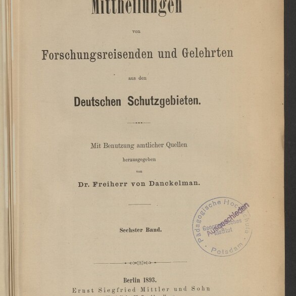 Titelblatt einer 1893 erschienenen deutschen Publikation mit dem Titel „Mittheilungen von Forschungsreisenden und Gelehrten aus den Deutschen Schutzgebieten“, herausgegeben von Dr. Freiherr von Danckelman (Sechster Band), mit rundem Bibliotheksstempel rechts sowie Verlagsangaben und Museumslogo unten links.