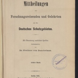 Titelblatt einer deutschen Publikation (Berlin 1895) mit dem großen Titel ‚Mitteilungen von Forschungsreisenden und Gelehrten aus den Deutschen Schutzgebieten‘, Herausgeberangabe Dr. Freiherr von Danckelman, Verlagsangaben sowie rundem Stempel und Museumssignet am unteren Rand.