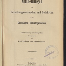 Titelblatt einer deutschen Publikation: ‚Mittheilungen von Forschungsreisenden und Gelehrten aus den Deutschen Schutzgebieten‘, herausgegeben von Dr. Freiherr von Danckelman, Neunter Band, Berlin 1896; mit handschriftlicher Notiz oben, rundem Bibliotheksstempel rechts und Logo des Internationalen Maritimen Museums Hamburg unten links.