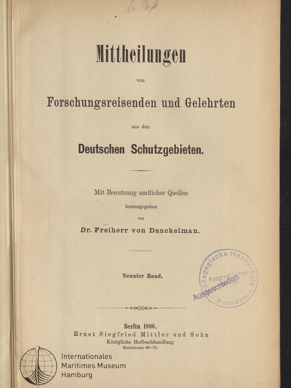 Titelblatt einer deutschen Publikation: ‚Mittheilungen von Forschungsreisenden und Gelehrten aus den Deutschen Schutzgebieten‘, herausgegeben von Dr. Freiherr von Danckelman, Neunter Band, Berlin 1896; mit handschriftlicher Notiz oben, rundem Bibliotheksstempel rechts und Logo des Internationalen Maritimen Museums Hamburg unten links.
