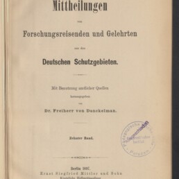 Titelblatt eines Buchs mit schwarzer Serifenschrift auf gealtertem Papier: »Mittheilungen von Forschungsreisenden und Gelehrten aus den Deutschen Schutzgebieten«, herausgegeben von Dr. Freiherr von Danckelman, Zehnter Band, Berlin 1897; blau gerundeter Stempel rechts und Logo des Internationalen Maritimen Museums Hamburg unten links.