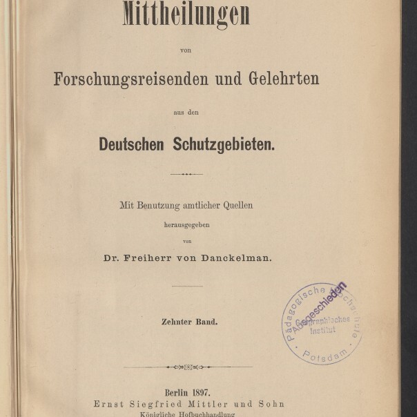 Titelblatt eines Buchs mit schwarzer Serifenschrift auf gealtertem Papier: »Mittheilungen von Forschungsreisenden und Gelehrten aus den Deutschen Schutzgebieten«, herausgegeben von Dr. Freiherr von Danckelman, Zehnter Band, Berlin 1897; blau gerundeter Stempel rechts und Logo des Internationalen Maritimen Museums Hamburg unten links.