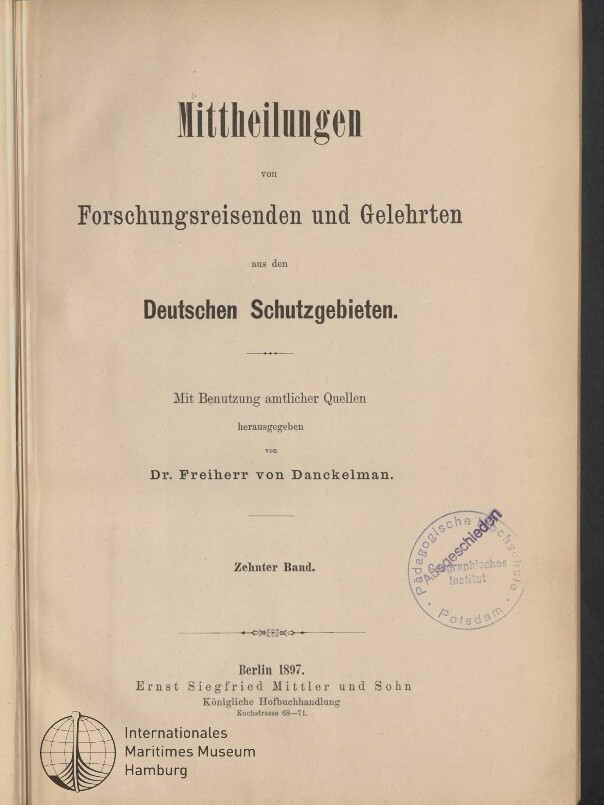 Titelblatt eines Buchs mit schwarzer Serifenschrift auf gealtertem Papier: »Mittheilungen von Forschungsreisenden und Gelehrten aus den Deutschen Schutzgebieten«, herausgegeben von Dr. Freiherr von Danckelman, Zehnter Band, Berlin 1897; blau gerundeter Stempel rechts und Logo des Internationalen Maritimen Museums Hamburg unten links.