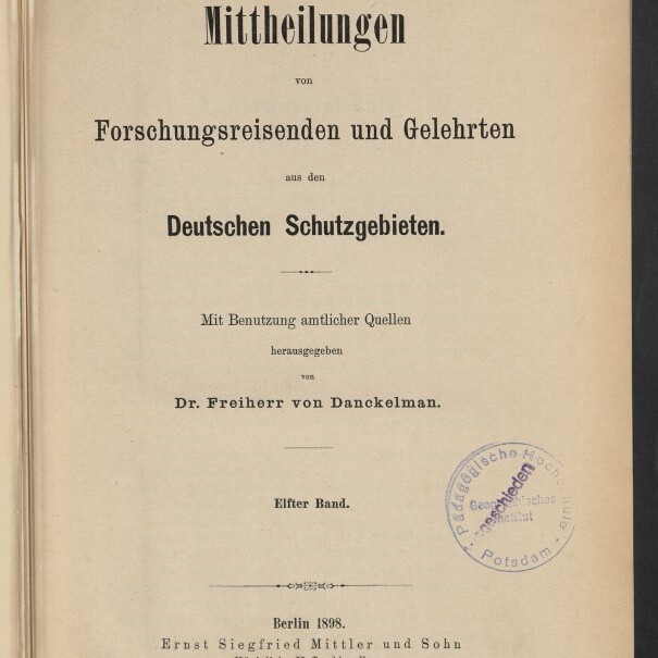 Titelblatt einer 1898 erschienenen deutschen Publikation mit großem Schriftzug „Mittheilungen von Forschungsreisenden und Gelehrten aus den Deutschen Schutzgebieten“, Herausgeberangabe Dr. Freiherr von Danckelman, Verlagsangaben unten, lila Rundstempel rechts und Museumssignet links unten.
