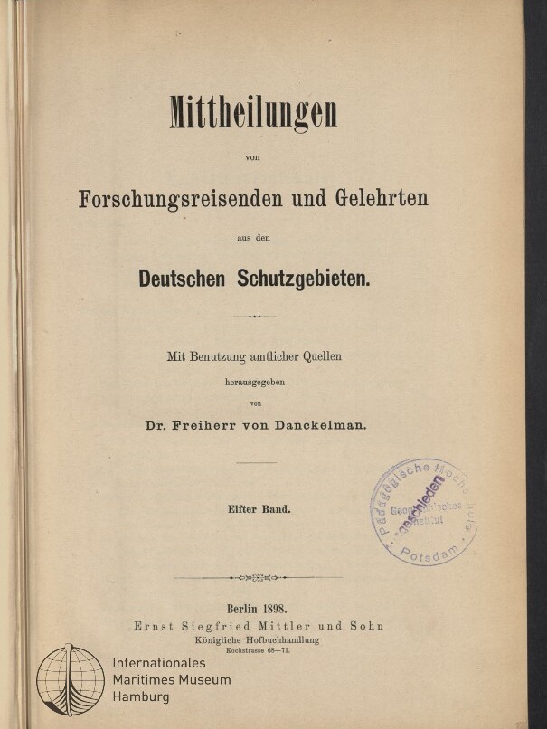 Titelblatt einer 1898 erschienenen deutschen Publikation mit großem Schriftzug „Mittheilungen von Forschungsreisenden und Gelehrten aus den Deutschen Schutzgebieten“, Herausgeberangabe Dr. Freiherr von Danckelman, Verlagsangaben unten, lila Rundstempel rechts und Museumssignet links unten.