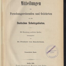 Titelblatt einer 1906 erschienenen deutschen Publikation: „Mitteilungen von Forschungsreisenden und Gelehrten aus den Deutschen Schutzgebieten“, herausgegeben von Dr. Freiherr von Danckelman, mit rundem Stempel und Signet des Internationalen Maritimen Museums Hamburg.