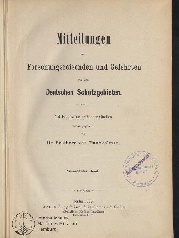 Titelblatt einer 1906 erschienenen deutschen Publikation: „Mitteilungen von Forschungsreisenden und Gelehrten aus den Deutschen Schutzgebieten“, herausgegeben von Dr. Freiherr von Danckelman, mit rundem Stempel und Signet des Internationalen Maritimen Museums Hamburg.
