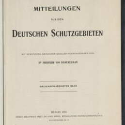 Titelblatt einer 1910 erschienenen Publikation mit großem Schriftzug „Mitteilungen aus den Deutschen Schutzgebieten“, Herausgeberangabe „Dr. Freiherr von Danckelman“, Hinweis „Dreiundzwanzigster Band“, Verlagsangabe „Berlin 1910“ und Stempel des Internationalen Maritimen Museums Hamburg.
