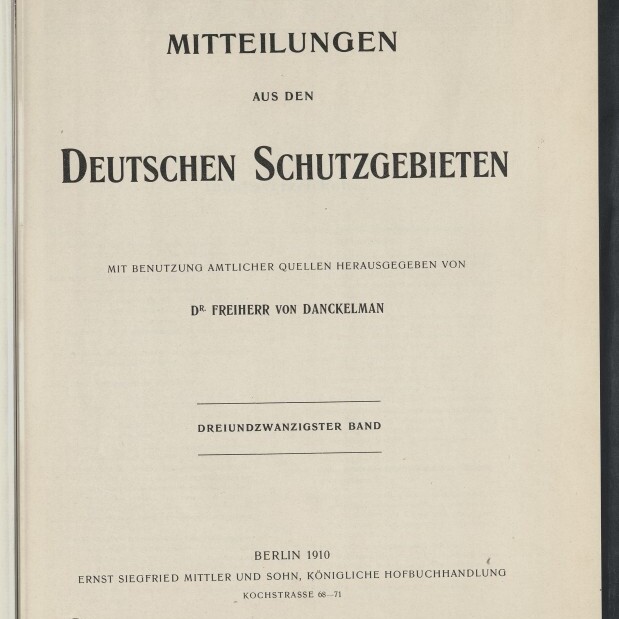 Titelblatt einer 1910 erschienenen Publikation mit großem Schriftzug „Mitteilungen aus den Deutschen Schutzgebieten“, Herausgeberangabe „Dr. Freiherr von Danckelman“, Hinweis „Dreiundzwanzigster Band“, Verlagsangabe „Berlin 1910“ und Stempel des Internationalen Maritimen Museums Hamburg.