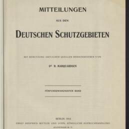 Titelblatt der 1912 erschienenen Publikation ‚Mitteilungen aus den Deutschen Schutzgebieten‘, herausgegeben von Dr. H. Marquardsen, mit der Angabe Fünfundzwanzigster Band, Verlagsort Berlin 1912 und Stempel/Logo des Internationalen Maritimen Museums Hamburg.