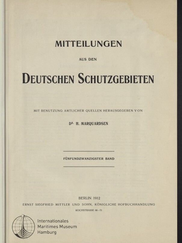 Titelblatt der 1912 erschienenen Publikation ‚Mitteilungen aus den Deutschen Schutzgebieten‘, herausgegeben von Dr. H. Marquardsen, mit der Angabe Fünfundzwanzigster Band, Verlagsort Berlin 1912 und Stempel/Logo des Internationalen Maritimen Museums Hamburg.