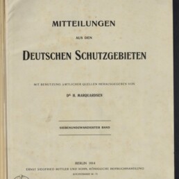 Titelblatt einer vergilbten Publikation mit dem großen Titel Mitteilungen aus den Deutschen Schutzgebieten, herausgegeben von Dr. H. Marquardsen (siebenundzwanzigster Band), Berlin 1914, Verlagsangaben unten und dem Logo des Internationalen Maritimen Museums Hamburg in der linken unteren Ecke.