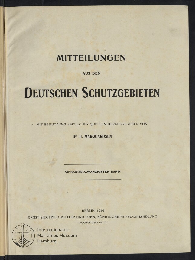Titelblatt einer vergilbten Publikation mit dem großen Titel Mitteilungen aus den Deutschen Schutzgebieten, herausgegeben von Dr. H. Marquardsen (siebenundzwanzigster Band), Berlin 1914, Verlagsangaben unten und dem Logo des Internationalen Maritimen Museums Hamburg in der linken unteren Ecke.