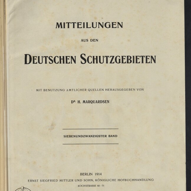 Titelblatt einer vergilbten Publikation mit dem großen Titel Mitteilungen aus den Deutschen Schutzgebieten, herausgegeben von Dr. H. Marquardsen (siebenundzwanzigster Band), Berlin 1914, Verlagsangaben unten und dem Logo des Internationalen Maritimen Museums Hamburg in der linken unteren Ecke.