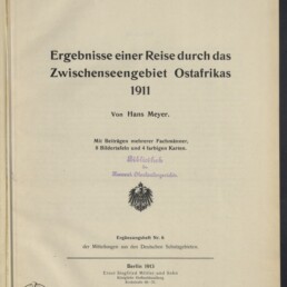 Titelblatt eines Reiseberichts: Ergebnisse einer Reise durch das Zwischenseengebiet Ostafrikas 1911 von Hans Meyer, mit Bibliotheksstempel, preußischem Adlerwappen, Verlagsangaben (Berlin 1913) und Museumssiegel unten links