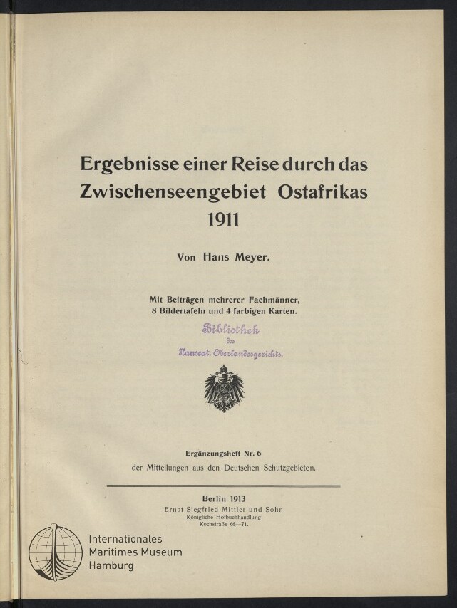 Titelblatt eines Reiseberichts: Ergebnisse einer Reise durch das Zwischenseengebiet Ostafrikas 1911 von Hans Meyer, mit Bibliotheksstempel, preußischem Adlerwappen, Verlagsangaben (Berlin 1913) und Museumssiegel unten links